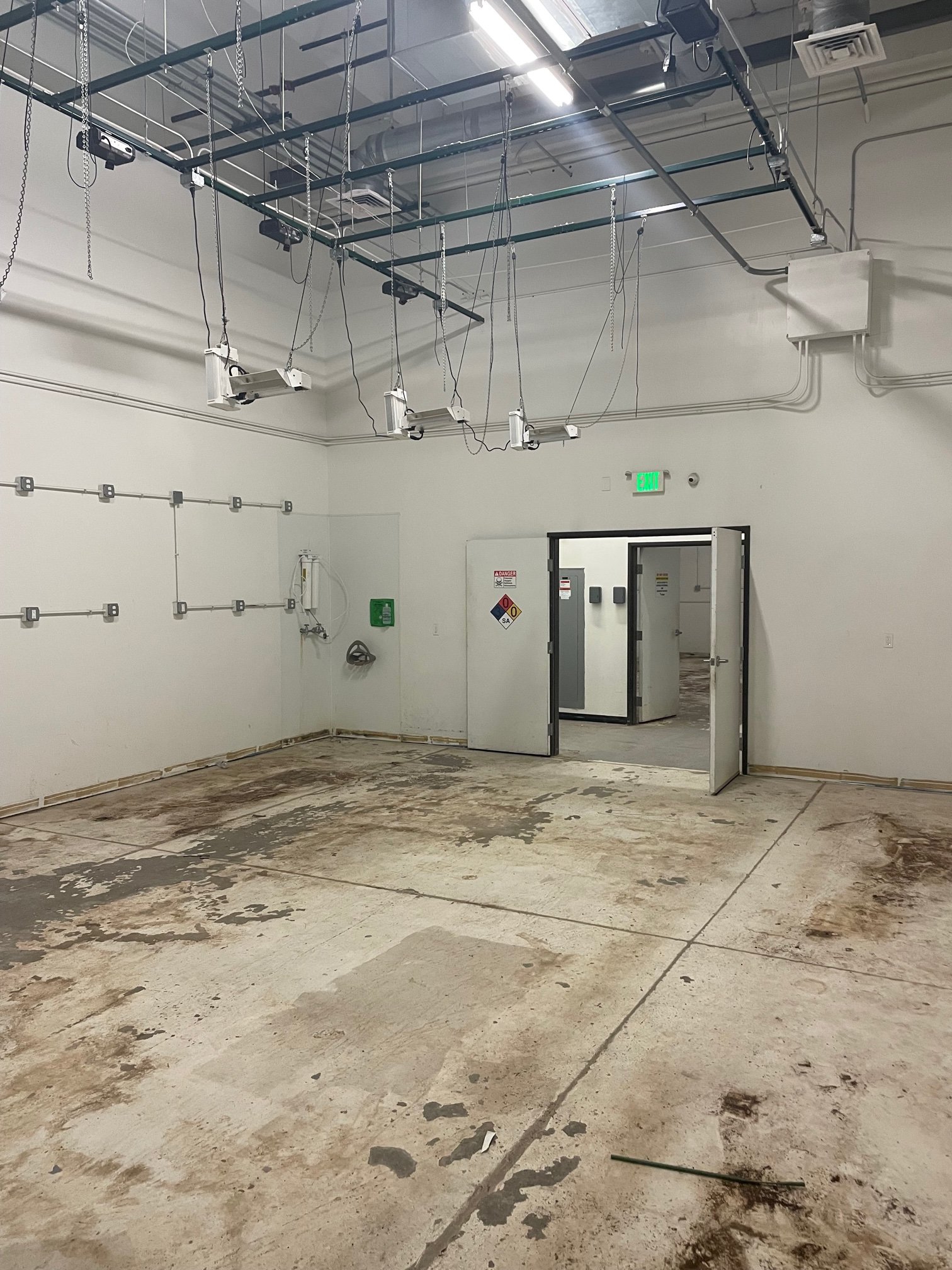 Grow room ready for finishing with door to corridor